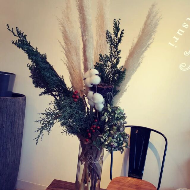 キッチンカウンターにセッティングしたいとお客様本当は大きな枝を飾りたかったらしく、あいにく素敵な枝がなかったので、クリスマス仕様でパンパスグラスでarrange
枝より良いかも❣️

#hanamatsuri 
#はなまつり
#Xmasモード
#パンパスグラス 
#Xmasスワッグ 
#ありがとうございます。