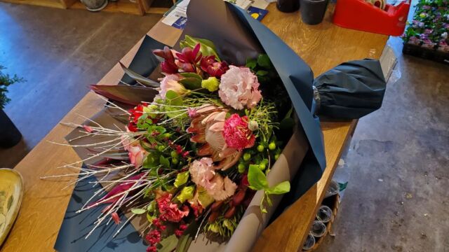 ご注文ありがとうございます。
監督引退へお疲れ様の花束
自宅で奥様が飾ることも配慮しての花選び…
お心遣いにジン～

#引退へ花束
#お疲れさまでした #ご利用ありがとうございます。
#hanamatsuri 
#感謝